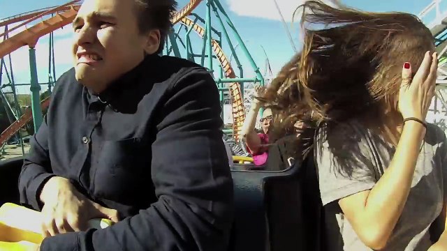 Elle oblige son copain à grimper dans le manège, un geste qu'elle ne tardera pas à regretter !