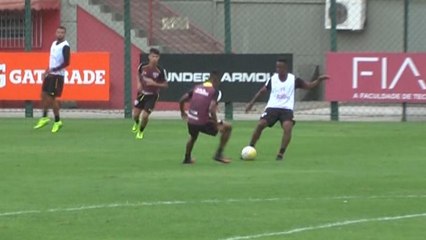 Que lambança! Volante do São Paulo recua mal e faz gol contra em treino