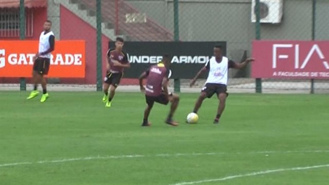 Que lambança! Volante do São Paulo recua mal e faz gol contra em treino