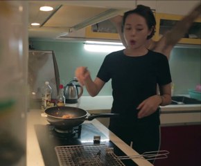 Cặp đôi vừa nấu ăn vừa nhảy vừa hôn nhau 1