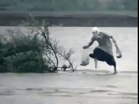 Бабка скачет по волнам. Смех до слез!