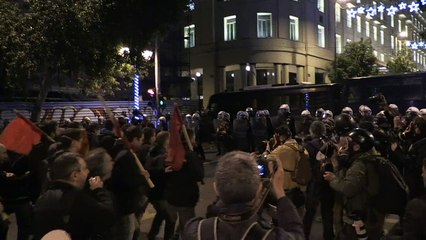 Policía griega lanza gas lacrimógeno en protesta contra Obama