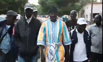 Talla Sylla marche pour aller à Touba