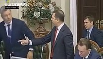 Un député ukrainien réagit avec des coups de poing