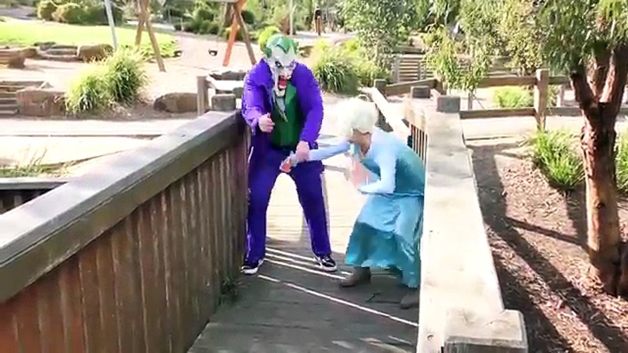 Pembe Spidergirl Vs Joker Tuvalet Savaşı! Örümcek Adam Frozen Elsa Hulk Komik Süper Kahraman IRL w /