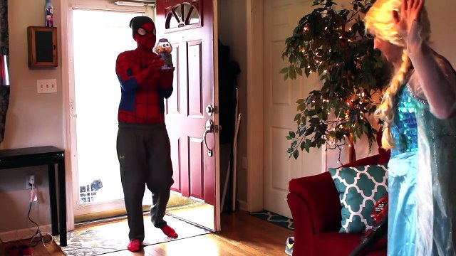 SPIDERMAN & FROZEN ELSA BUBBLE GUM MACHINE CHALLENGE! SUPERHERO FUN MOVIE IN REAL LIFE :)