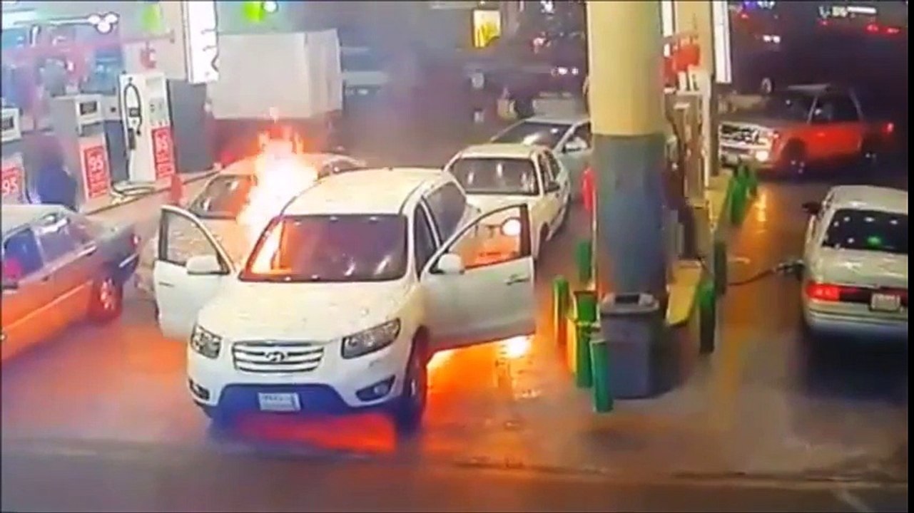 Cette voiture prend feu à la station service avec les passagers !