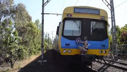 Cette fille fait du "Train Surfing" en petite tenue !