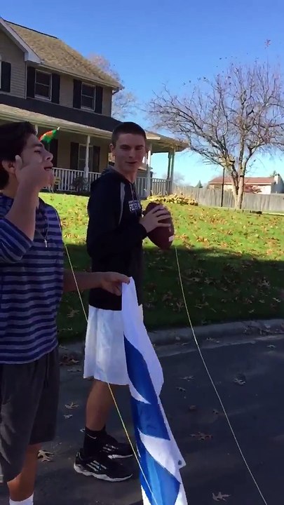 Se faire arracher une dent par un ballon de foot US pour un pari perdu