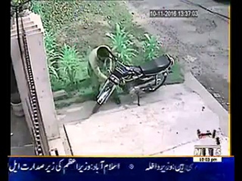 lahore mei 30second k andher Chor Bike le ura khud daikhein