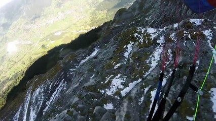 Ce parapentiste risque sa vie en frolant les montagnes