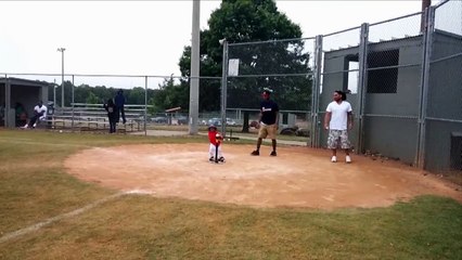 Ce gamin ne comprend pas tout au baseball... Ahaha