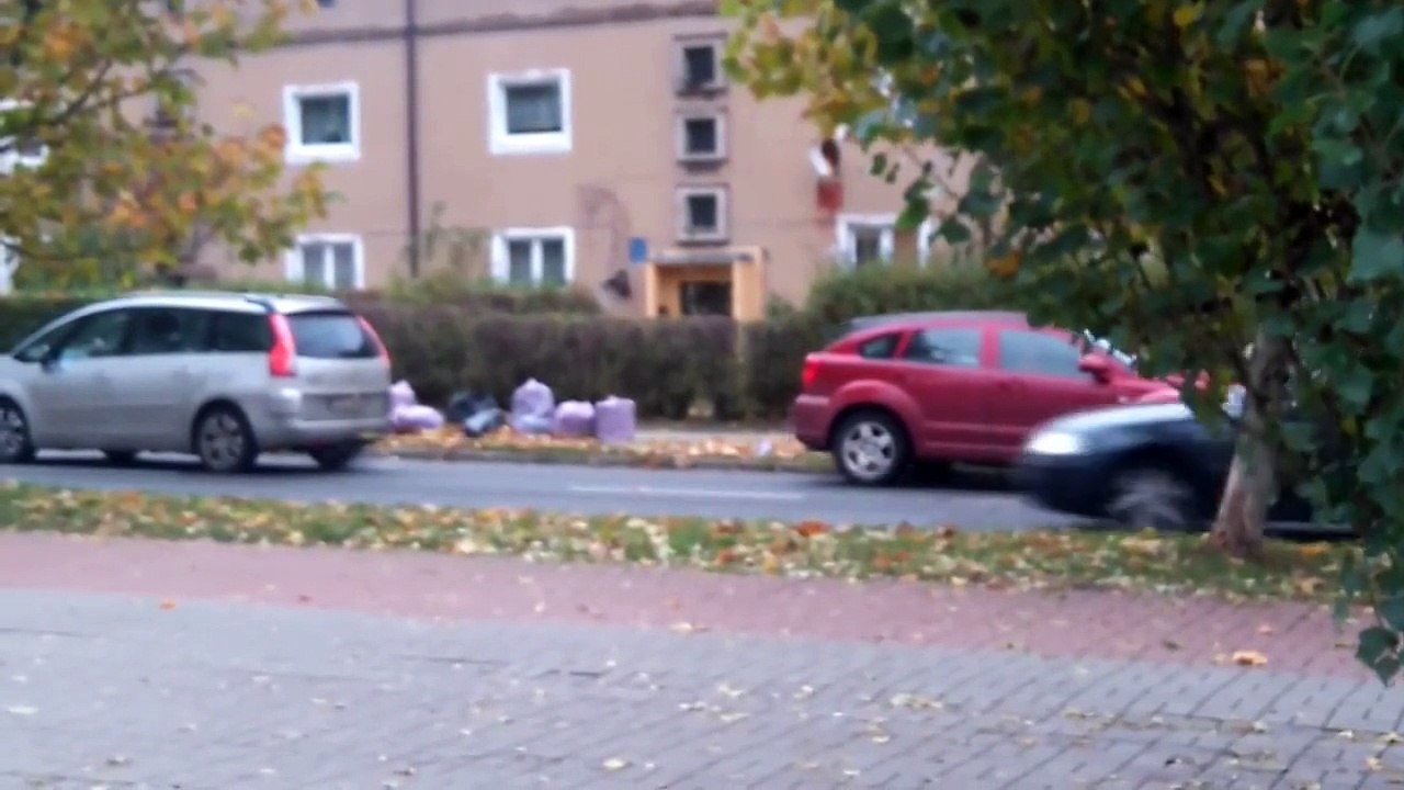 Ils remorquent une voiture en marche arrière...
