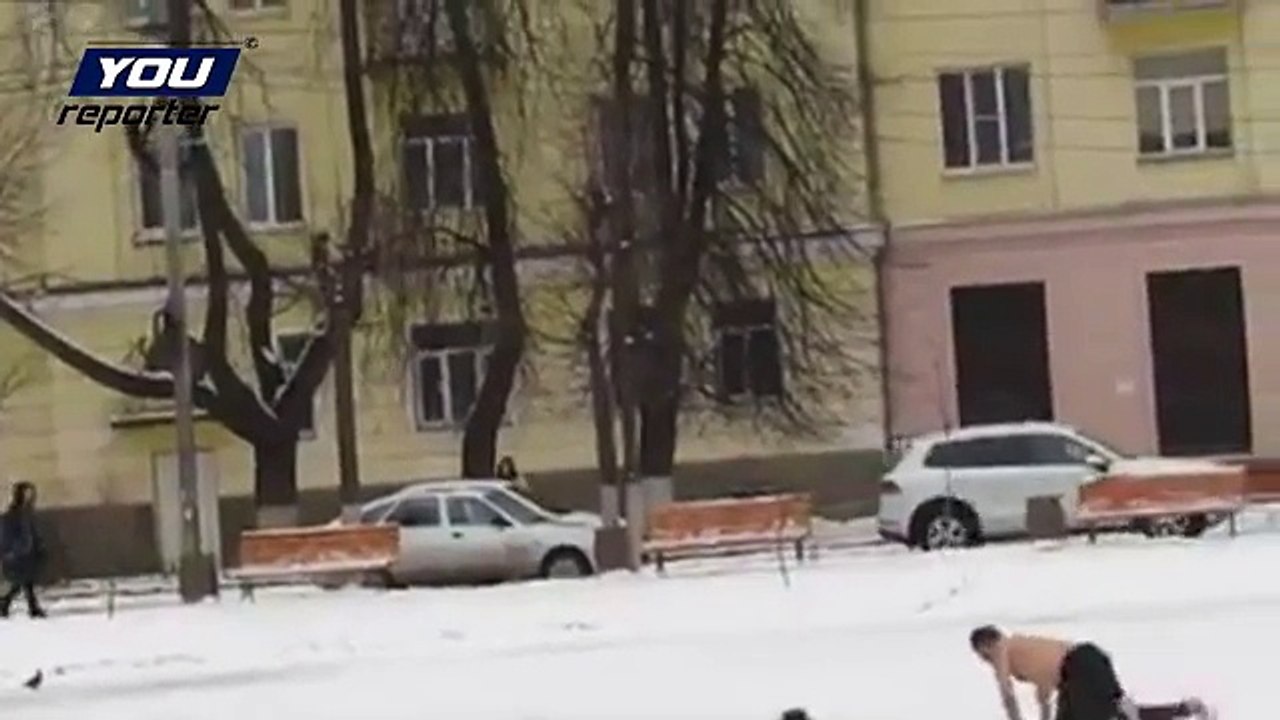 Un cane era finito in un lago ghiacciato. Il sottile strato di ghiaccio rendeva improbabile qualsiasi soccorso, visto che una crepa avrebbe potuto aprirsi in qualsiasi momento facendo cadere in acqua anche il soccorritore