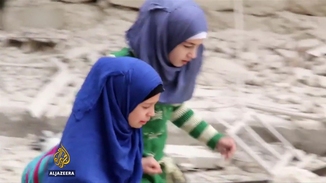 Syria war: Aleppo pounded by air strikes for second day