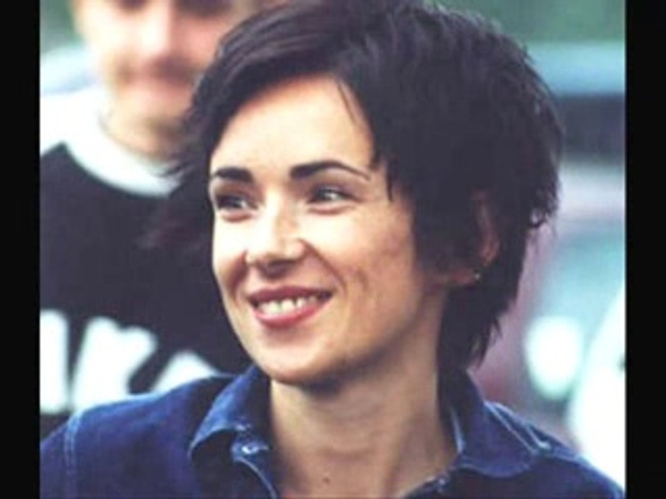 A to czego pragnę , do złudzenia przypomina zło.  Co tkwi w Tobie dla mnie , brudzi moje ręce krwią . Więc dlatego pragnę bym tylko ja .....