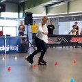 Niña rusa vuela sobre sus patines