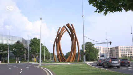 Escultura 'Arco 89' de Bernar Venet Representa a Nova Alemanha com Elementos Matemáticos 🇩🇪
