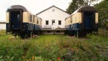 Vida nos trilhos, mas parados: casal constrói casa dentro de vagões de trem