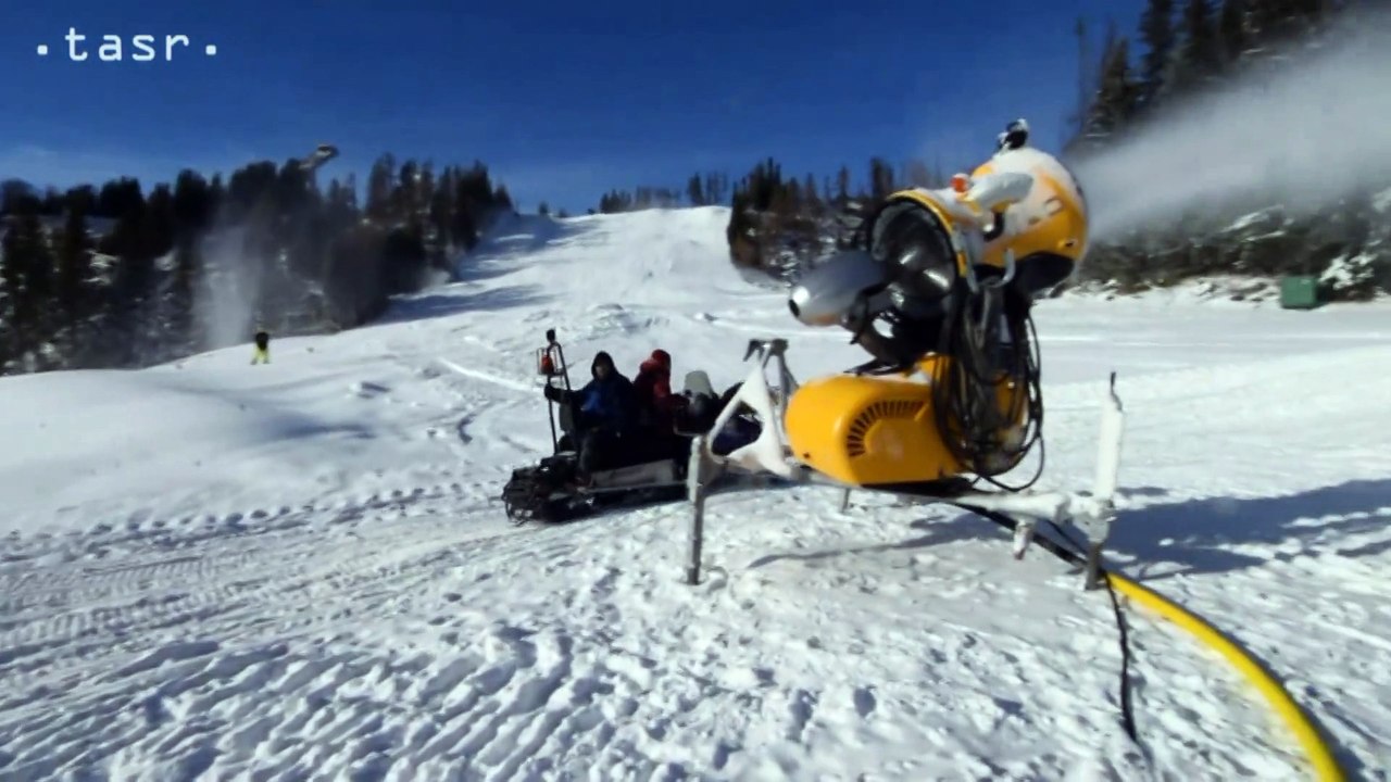 VYSOKÉ TATRY: Na Štrbskom Plese intenzívne zasnežujú