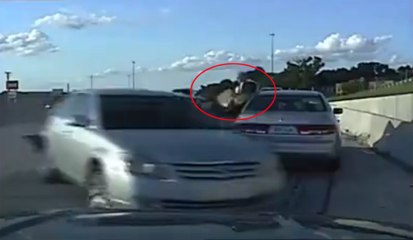 Kadın sürücünün otomobili polisi teğet geçti