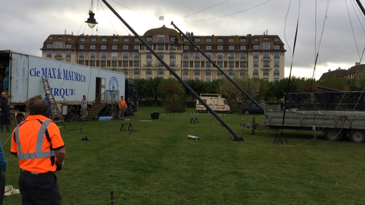 Montage du chapiteau Max et Maurice
