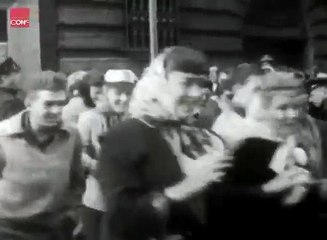 Elvis Presley fans waiting for 'Love Me Tender' premiere November 16