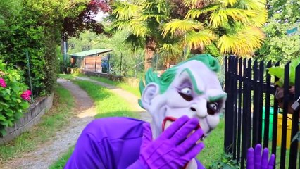 Spiderman vs Hulk vs Joker! o cocô fralda w Elsa Frozen, Spiderbaby, BabyHulk & Doce