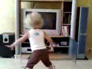 anjy en train de danser