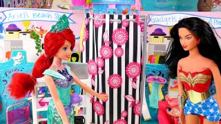 La Mujer Maravilla Visita la Tienda en la Playa de Ariel La Sirenita  Episodios Barbie Superheroe