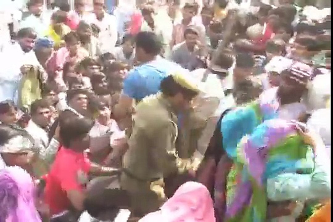 WATCH Police LATHICHARGE LONG QUEUE outside BANKS and ATMs