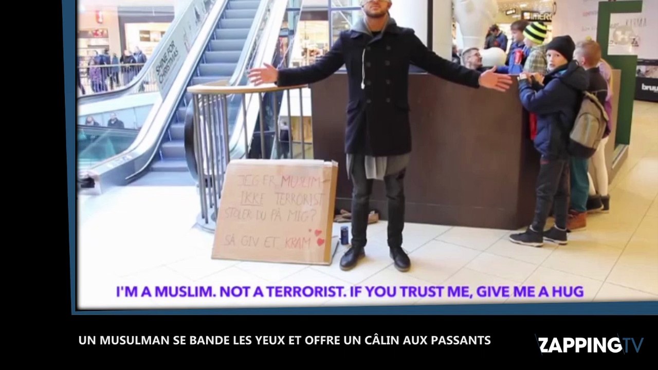 Un musulman se bande les yeux et offre un câlin aux passants contre l'islamophobie (Vidéo)
