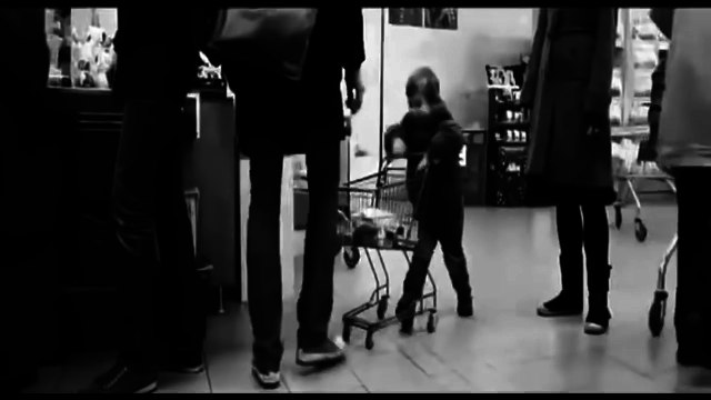 Dječak je tri puta kolicima udario nepoznatog čovjeka u supermarketu. Njegova reakcija će vas šokirati!