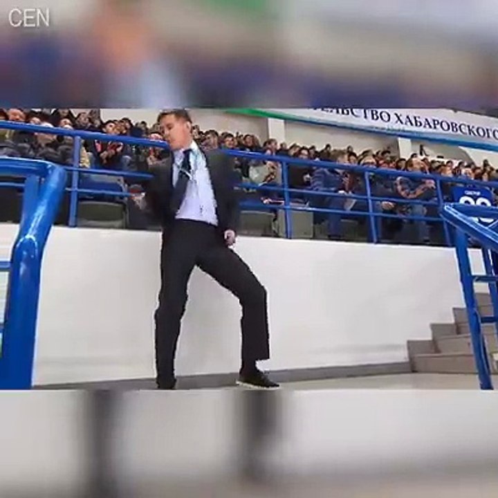 Un gardien de sécurité enflamme tout un stade à la mi-temps avec ses pas de danse endiablés !