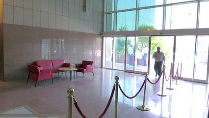 بائع هندي في السعودية يستمر في طرق الابواب مروجا لموسوعات وكتب