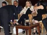 صورة أثارت ضجة على الفايسبوك لرجل يقفل في صباط وزيرة السياحة سلمى اللومي !!!