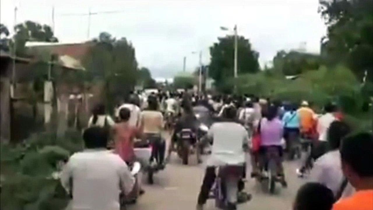 des villageois s'en prennent à un homme!