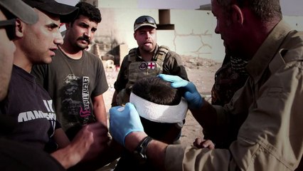 مسعفون أجانب يعالجون المدنيين على خط الجبهة في الموصل