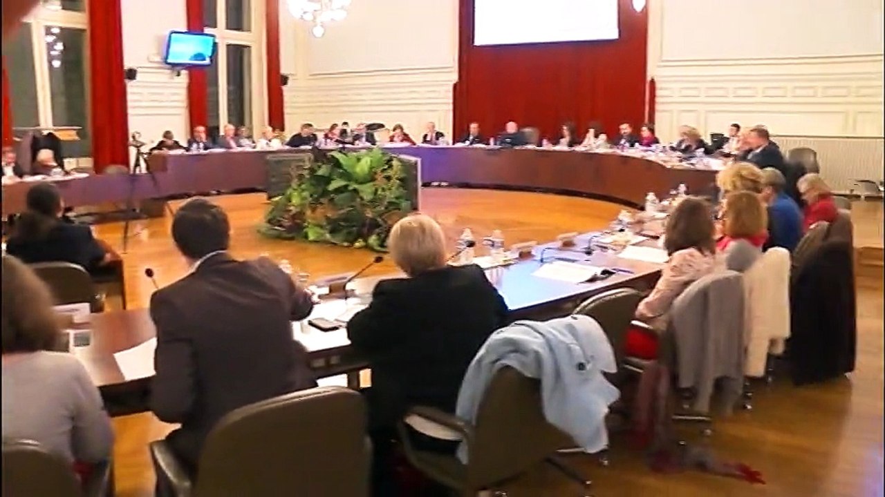 Tours: Bureau de poste et beaux arts au conseil municipal