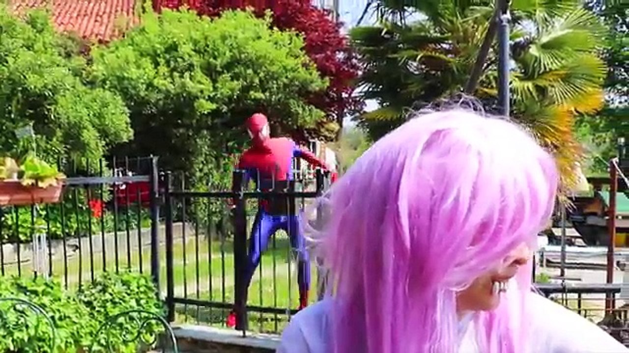 Hulk vs Spiderman corta seu cabelo! Corte de cabelo extravagante w Elsa Frozen & vampiro!