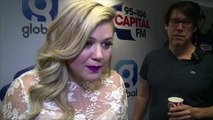 Kelly Clarkson opens up on ‘struggling with fame’