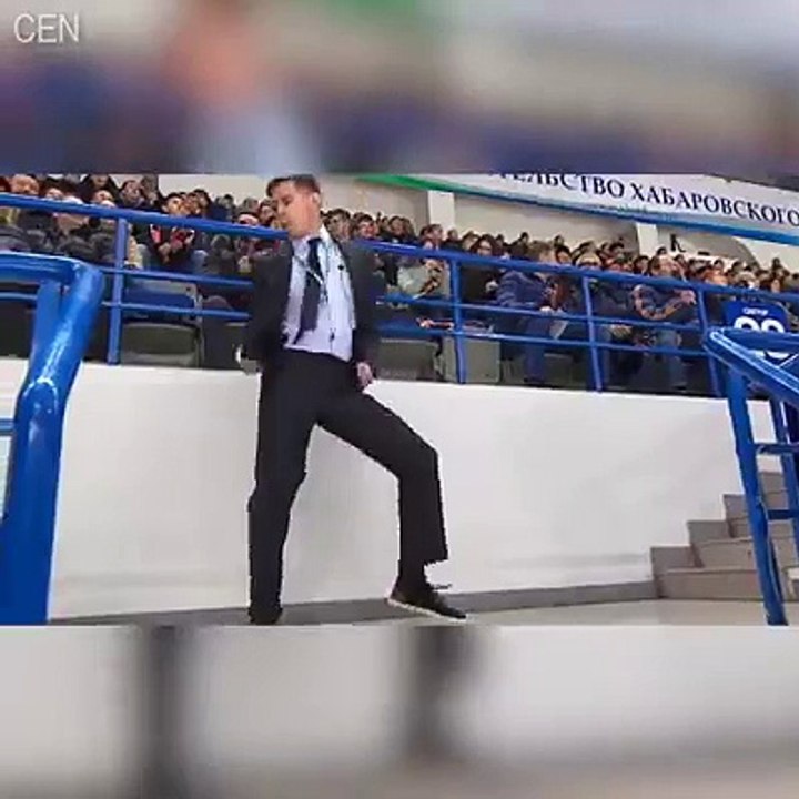 On pense qu'il fait partie du staff mais il va...