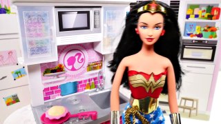 Cocinando con la Mujer Maravilla  Preparando Camarones en Harina con Ursula  Barbie Superheroe
