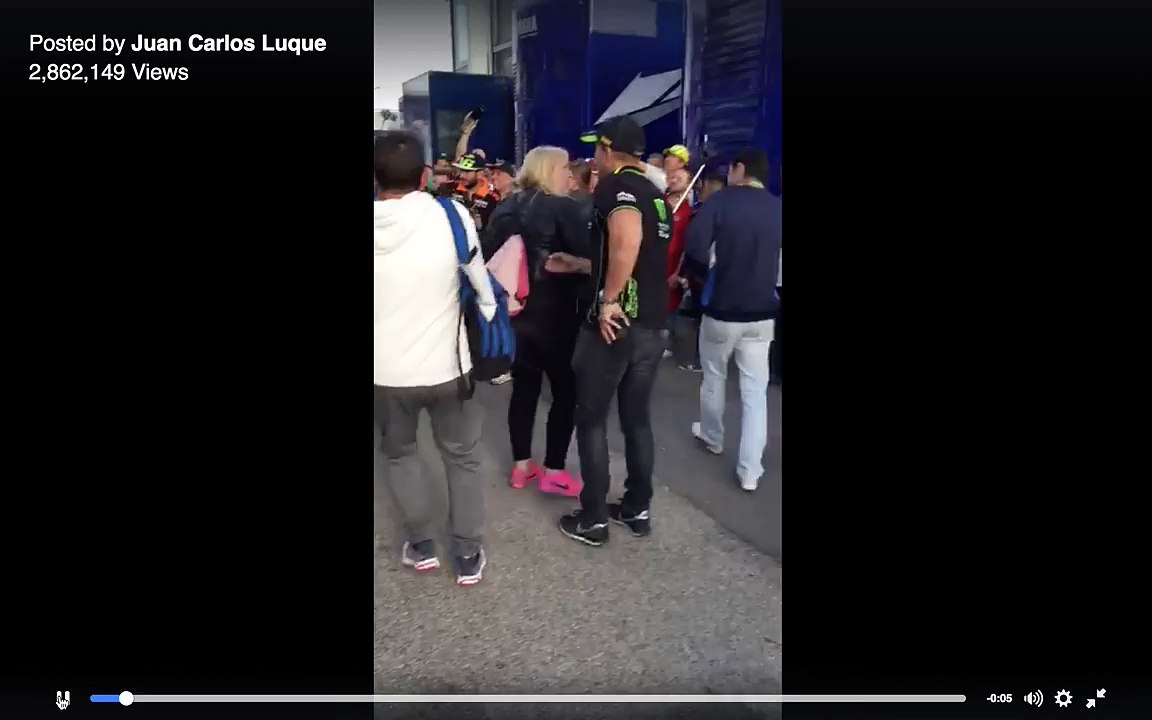 Tendangan Valentino Rossi pas bawa Motor matic