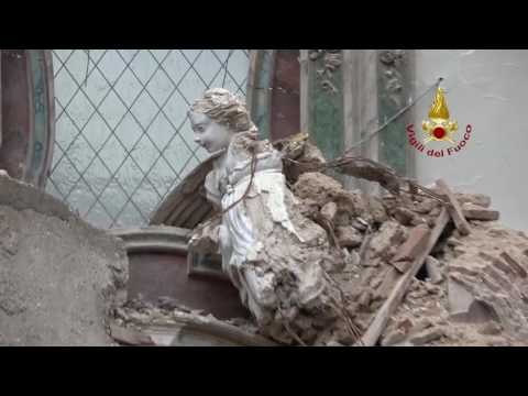 Norcia - Recupero tele chiesa di Santa Maria Argentera (11.11.16)