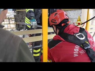 Norcia - Rimozione ringhiera da Torre Civica (11.11.16)