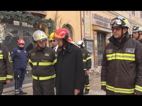 Terremoto - Il cardinale Bagnasco visita San Pellegrino e Norcia (10.11.16)