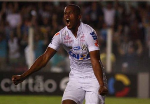 Copete brilha, Santos bate o Vitória na Vila e segue na cola do líder