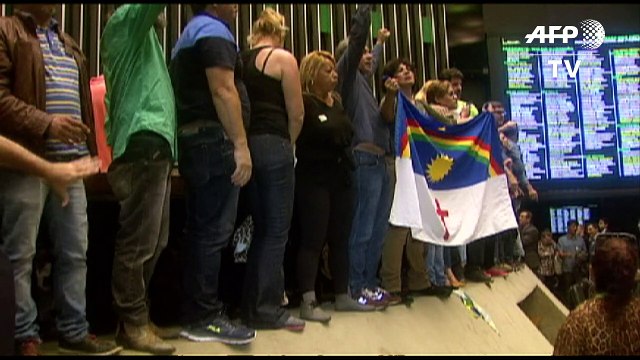 Activistas invaden Cámara de Diputados de Brasil