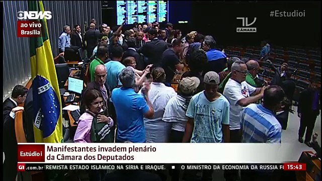 Manifestantes invadem plenário da Câmara e interrompem sessão